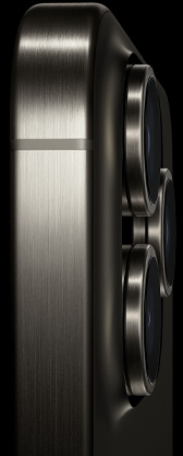 iPhone 15 Pro sett fra siden showing the fine‑brushed finish on the titanium bands