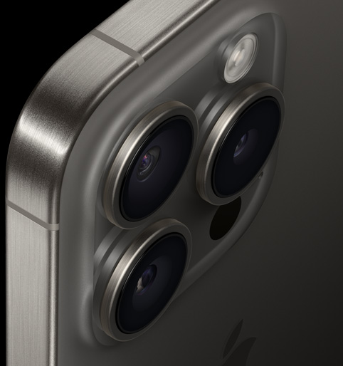 Titanyum kasaları gösteren iPhone 15 Pro’nun üstten ve arkadan görünümü