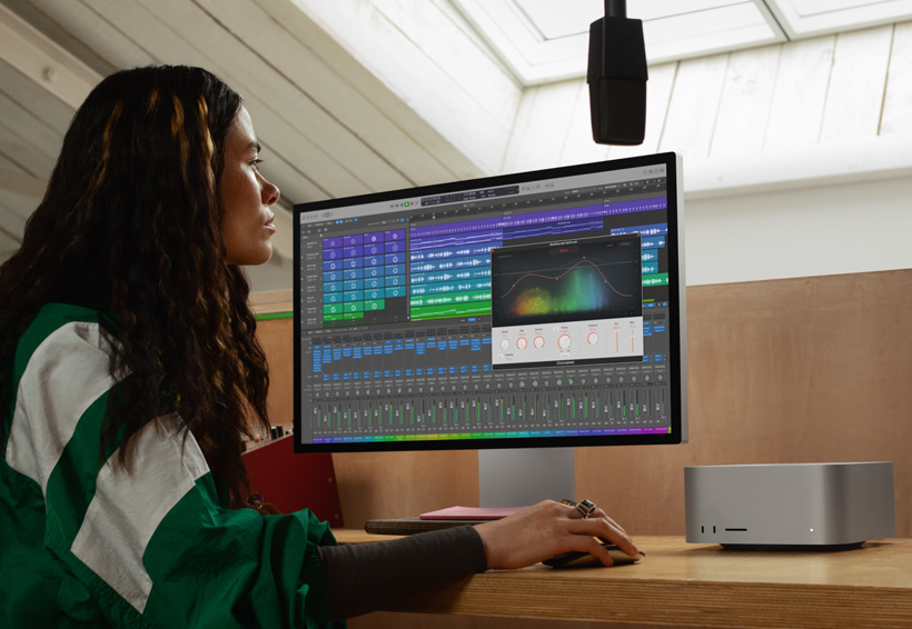En ljudtekniker arbetar med Mac Studio och Studio Display