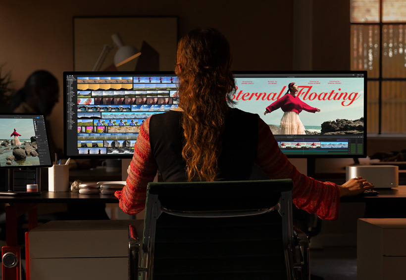 En videoredigerare arbetar med Mac Studio och två Studio Display skärmar