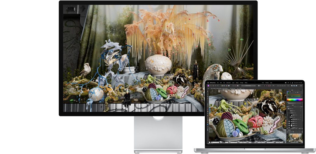 14 collu MacBook Pro blakus Studio Display, kurā redzams Affinity Photo projekts.