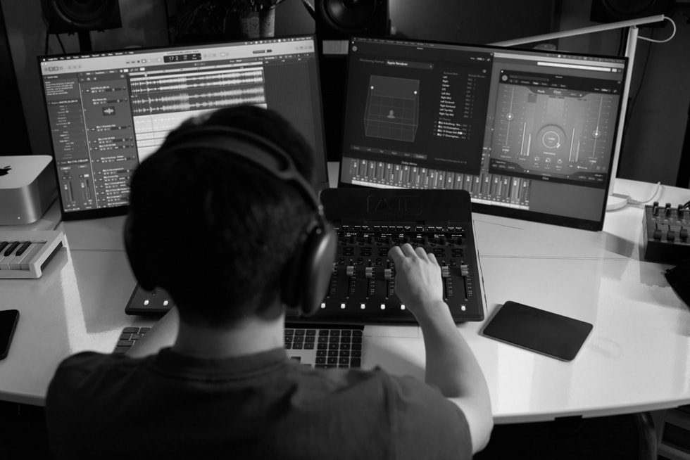 音频工程师张霖使用 Logic Pro 为 33EMYBW 创作的曲目《南山其音》进行空间音频混音