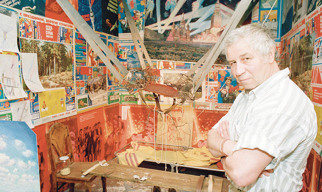 Ilya Kabakov with his 1983–84 The Man Who Flew into Space from His Apartment, New York, August 1988. Photo: Marty Lederhandler/AP.