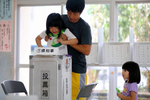 沖縄の若者、直面する「壁」　知事選出口調査から