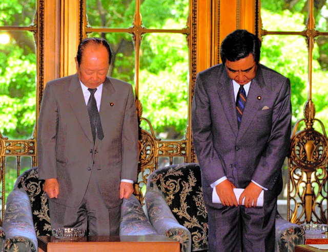 1993年5月7日の閣議前、カンボジアPKOで殉職した文民警察官の高田晴行警部補に対し、黙とうする宮沢首相（左）と河野官房長官=国会内