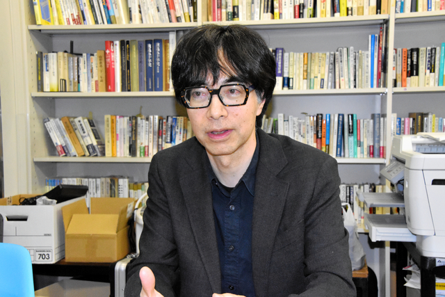 ユーチューブについて語る東海大文化社会学部広報メディア学科の樋口喜昭教授