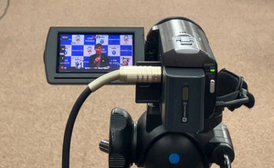 石丸伸二市長の記者会見を動画で撮影するカメラ。当日中に市のユーチューブチャンネルで配信した=2024年4月22日、広島県安芸高田市の市民文化センター