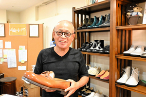 元横綱曙さんのオーダーメイド革靴、34センチのど迫力　福岡の靴店