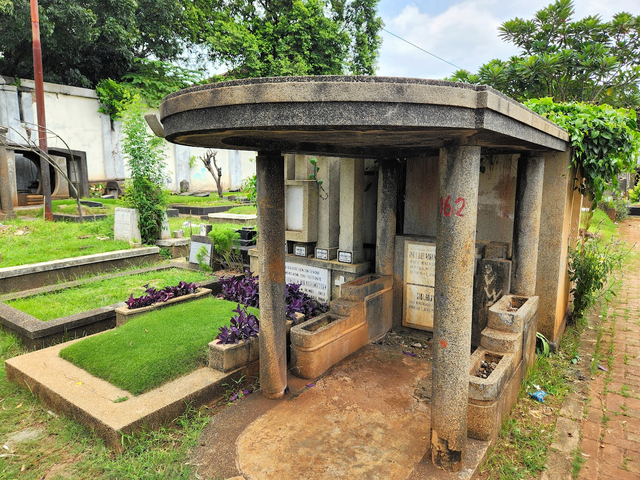 ジャカルタのプタンブラン墓地にある日夏英太郎（本名・許泳）の墓=2024年3月6日、牧野愛博撮影
