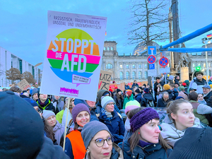 極右政党「ドイツのための選択肢（AfD）」に抗議する人々=2024年1月21日、ベルリン、寺西和男撮影