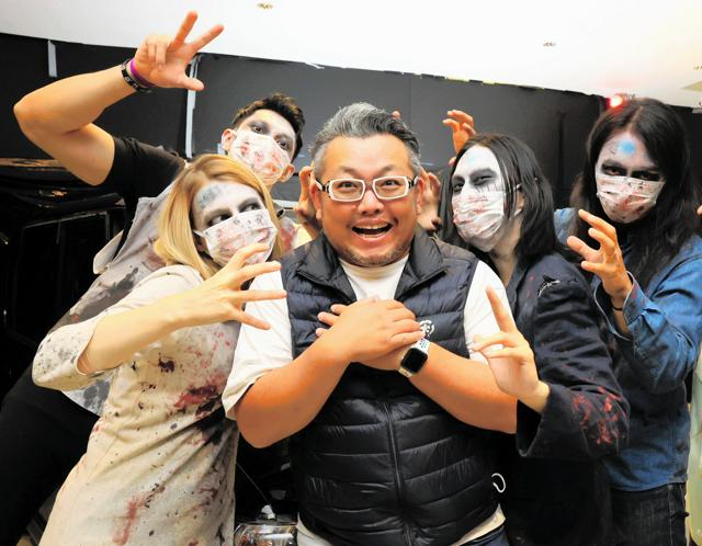 加地太祐さん（中央）はコロナ禍のころ、本社でお化け屋敷を開いていた。仕事がなくて困っていた外国の人たちがゾンビに扮した=2021年、大阪市浪速区のYOLO　JAPAN