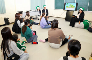 米軍基地の街、3歳児健診の時に早期英語教育　「苦手意識なくなる」