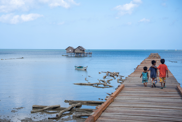 フィリピン・バラバク島の西岸から望む南シナ海。桟橋で地元の子どもたちが遊んでいた=2024年3月23日、大部俊哉撮影