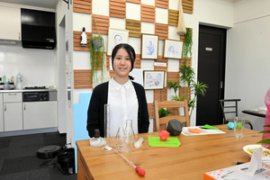 カフェを開いた島本美帆さん。実験器具も取りそろえている=茨城県つくば市上広岡