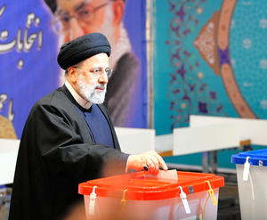 イランの国会議員選挙で投票するライシ大統領=2024年3月1日、テヘラン、佐藤達弥撮影