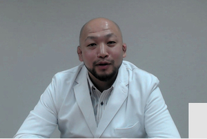 オンラインで取材に答えた、大阪精神医療センターの入来晃久医師