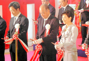 竣工披露式には関係者約200人が出席。テレビCMに出ていた吉永小百合さん（右）も登場し、町田勝彦会長（当時、中央）、片山幹雄社長（同、左）らとテープカットをした=2010年4月16日