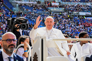 ローマで2024年5月25日、集まった観衆に手を振るローマ・カトリック教会のフランシスコ教皇=ロイター