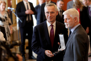 2024年5月30日、チェコのプラハで、北大西洋条約機構（NATO）のストルテンベルグ事務総長に国家勲章を授与するチェコのパベル大統領（右）=ロイター