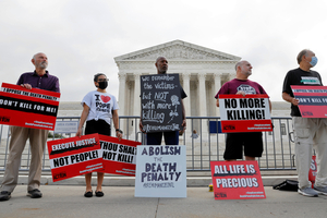 米ワシントンの連邦最高裁判所の外で2021年10月13日、死刑反対を訴える人々=ロイター