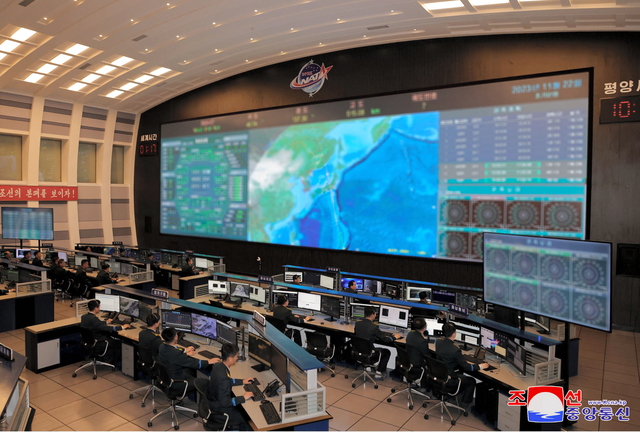2023年11月22日、偵察衛星の運用を担う北朝鮮の国家航空宇宙技術総局平壌総合管制所。朝鮮中央通信が配信した=朝鮮通信