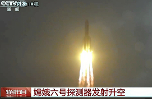 中国・海南省の文昌宇宙発射場で3日、月探査機「嫦娥6号」を搭載し、雨の中で打ち上げられたロケット=中国国営中央テレビから
