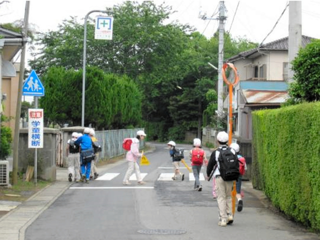 「このような場所でも今は自動車が時速60キロで走れてしまう」と、石田さんが危険性を指摘する通学路=石田さん提供