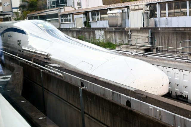 リニア新幹線の試験車両＝２０２３年１０月１６日午後３時４５分、山梨県都留市、良永うめか撮影