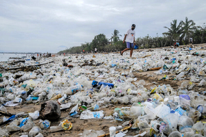 海岸に広がる大量のプラスチックごみ=2020年12月31日、インドネシア・バリ島、グリーンピース提供