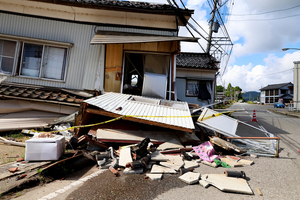 震度5強の地震で1階部分が倒壊したとみられる家屋=2024年6月3日午前8時38分、石川県輪島市、林敏行撮影