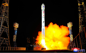 平安北道鉄山郡の西海衛星発射場で2023年11月21日、軍事偵察衛星「万里鏡1号」を搭載した新型衛星運搬ロケット「千里馬1型」の打ち上げの様子。朝鮮中央通信が翌22日、配信した=朝鮮通信