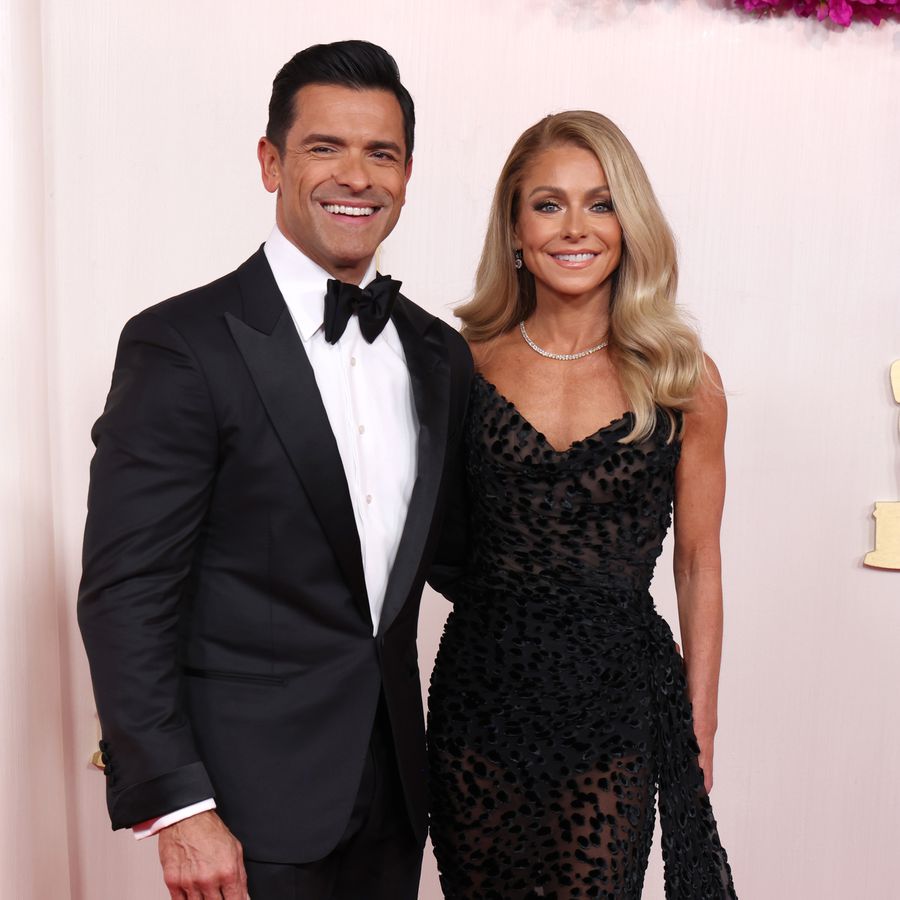 Mark Consuelos and Kelly Ripa posing on red carpet in all black