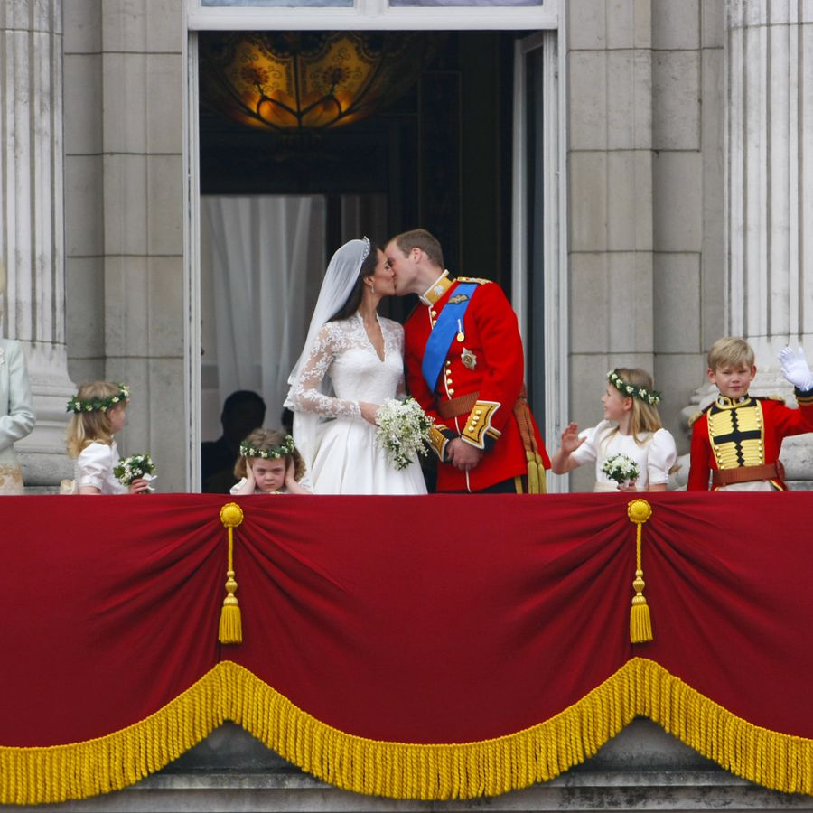 kate middleton and prince william kiss on the balcony of Buckingham Palace on wedding day