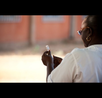 A nurse prepares a dose of MenAfriVac during the 2010 vaccine introduction in Burkina Faso. Photo: PATH/Gabe Bienczycki.