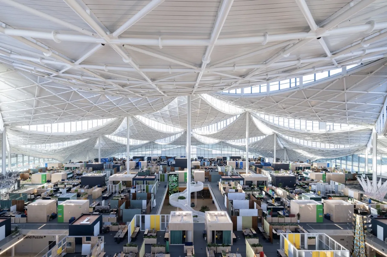 A bird’s-eye view of the second floor workspace at Bay View shows how thousands of Googlers can be in a connected space with individual team neighborhoods under an inspiring canopy.