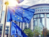 Foto: EU-Flaggen vor dem Europa-Parlament in Brüssel