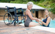 Une femme âgée fait de la rééducation en piscine