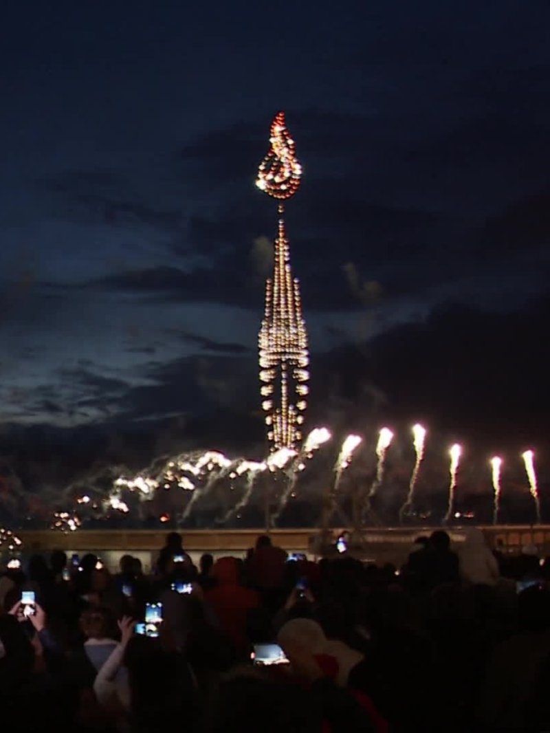 Flamme olympique à Marseille : spectacle de 800 drones pour l'arrivée du Belem - vidéo undefined - france.tv