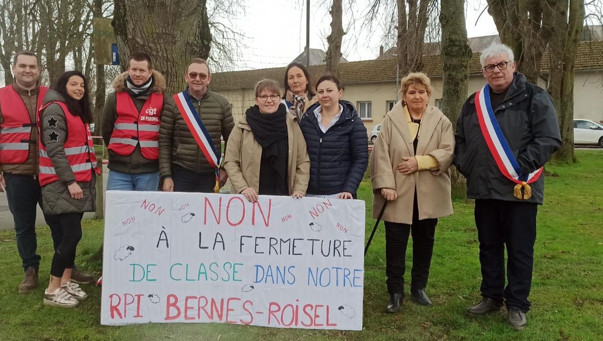 Une cinquantaine de personnes, en majorité parents d'élèves et élus, se sont rassemblées ce mercredi 21 février à Péronne.