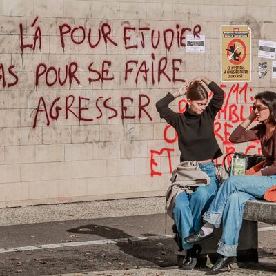 Rassemblement sur le parvis des étudiants contre la gestion des violences sexistes et sexuelles par Bordeaux Montaigne à Pessac en novembre 2023