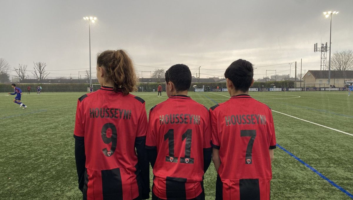 Les jeunes joueurs de Sens portent un maillot de foot en hommage à Housseyni, leur coéquipier décédé.
