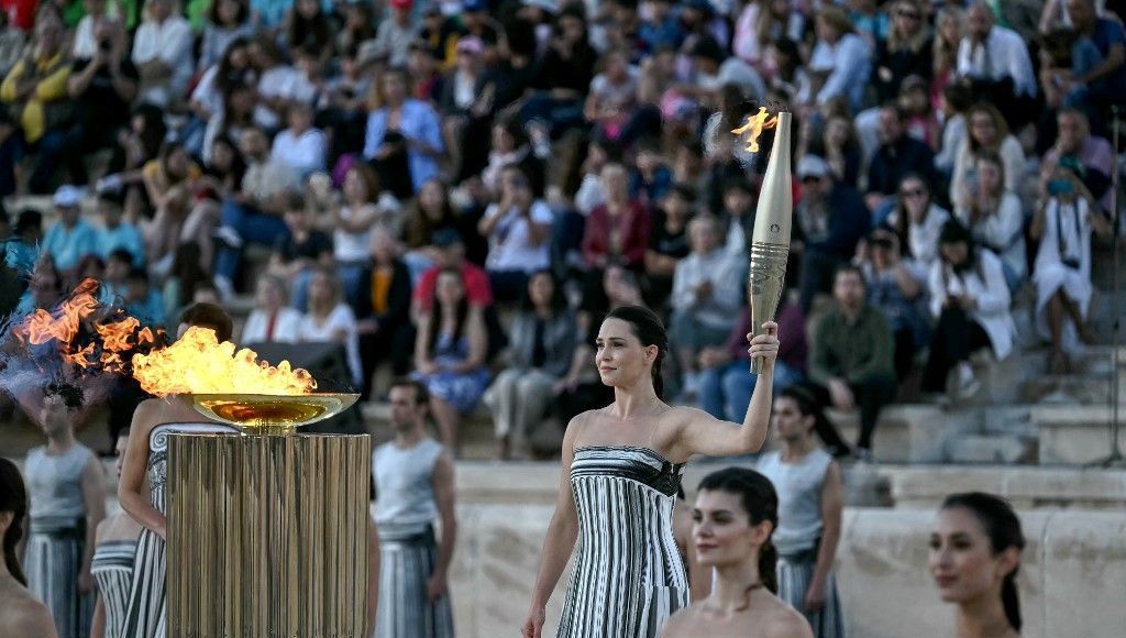 La flamme olympique a été remise à la France dans le stade panathénaïque d'Athènes.