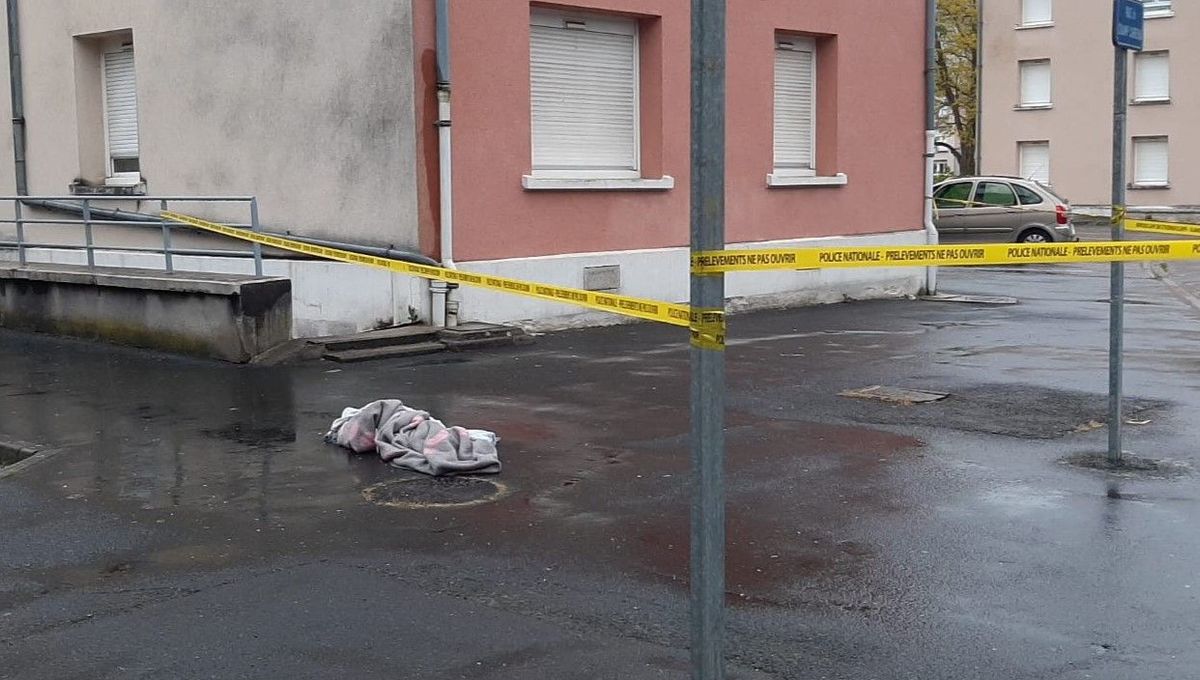 Une rubalise jaune signalant une zone d'investigation a été tirée par la police à l'angle de la rue Ernest-Nivet et de la rue du Champ carreau