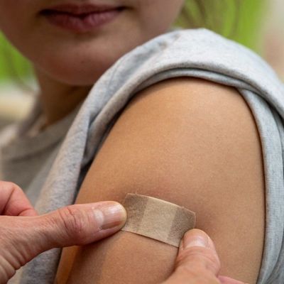 La couverture vaccinale a progressé chez les enfants de 12 ans, avec 55% des filles et 41% des garçons ayant reçu une dose.