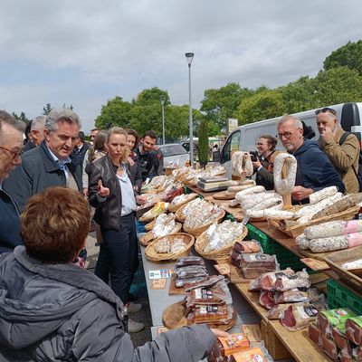 Marion Maréchal est venue pendant plus d'une heure sur le marché de Pernes-les-Fontaines ce samedi quelques heures avant son meeting à Orange.