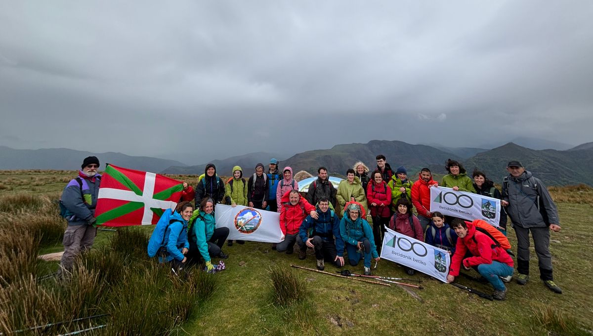 Malgré la tempête, une trentaine de randonneurs ont gravi les 924 mètres de l'Artzamendi, à l'occasion des 100 ans de la Fédération Basque de Montagne.