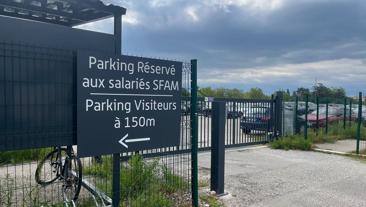Parking réservé aux salariés de la SFAM à Romans-sur-Isère (Drôme)