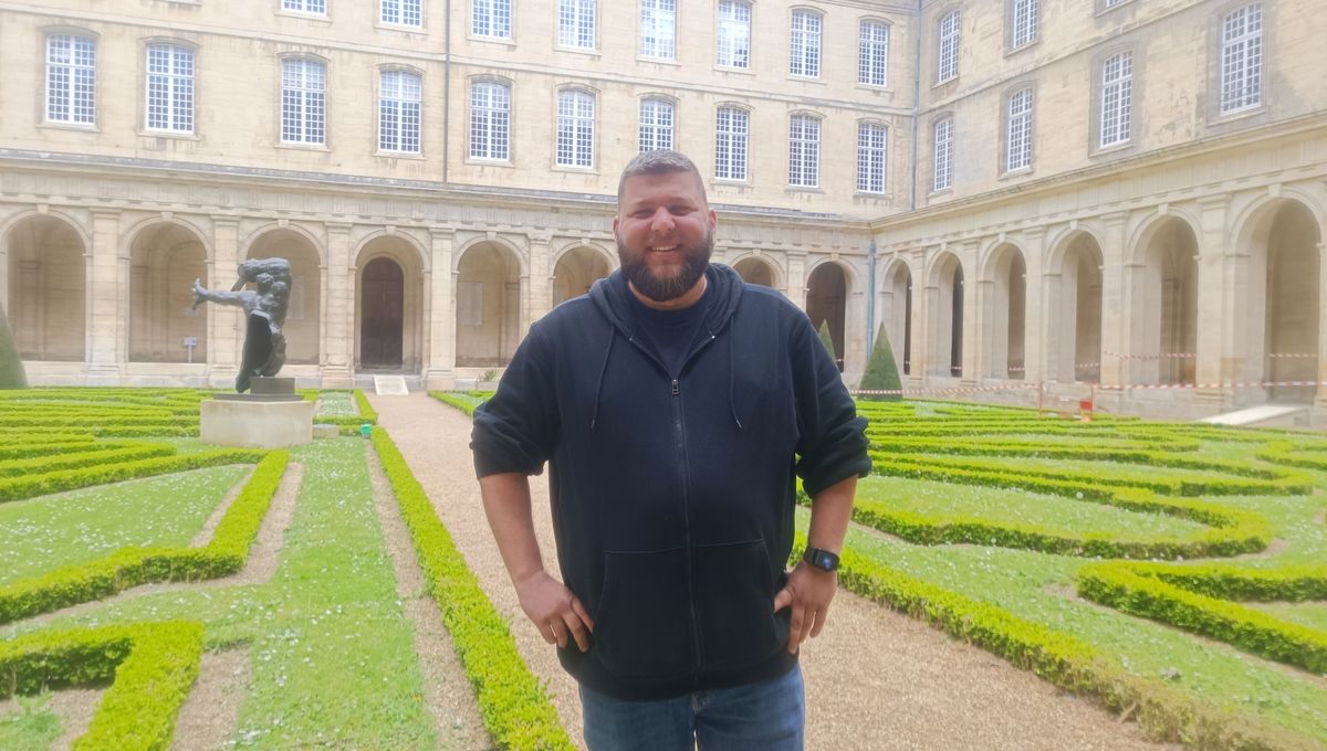 Le YouTubeur Nota Bene en visite à l'abbaye aux hommes à Caen
