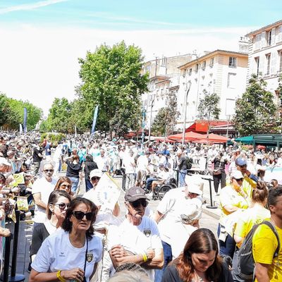 Une foule immense Cours Mirabeau à Aix-en-Provence pour le passage de la flamme olympique.