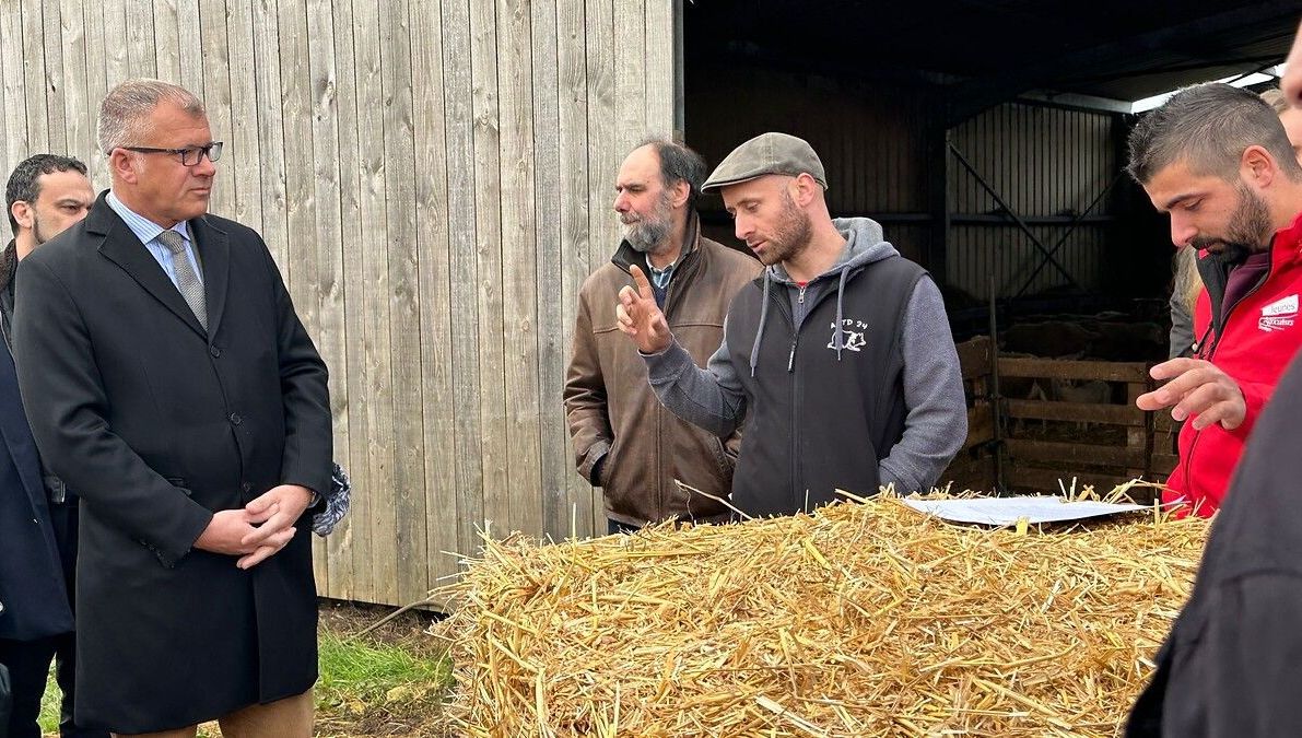 Les agriculteurs de la FDSEA et des Jeunes Agriculteurs ont rencontré le préfet dans une exploitation en Dordogne avant le salon de l'agriculture